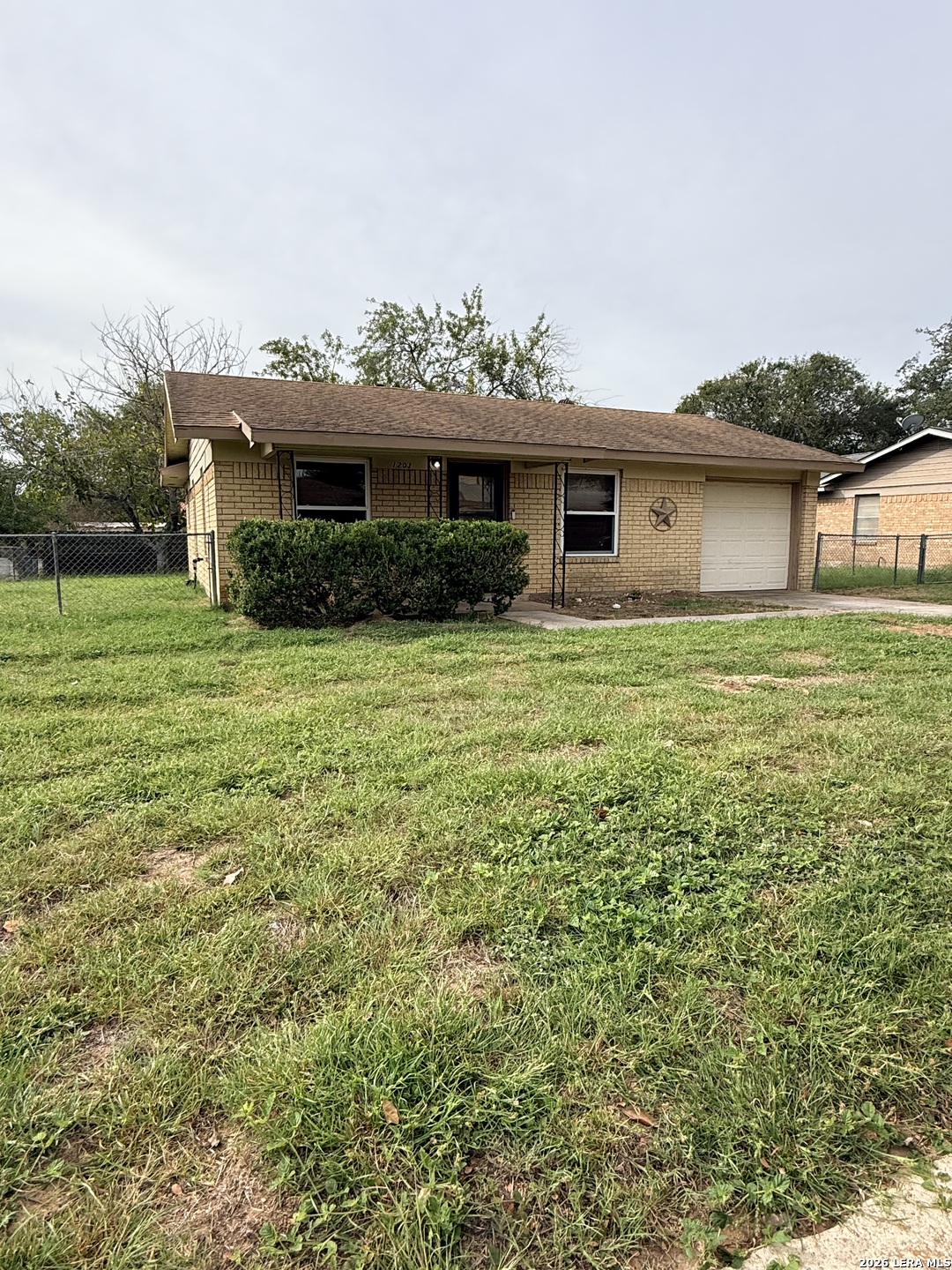 1203 VIVIAN ST, Pleasanton, TX 78064