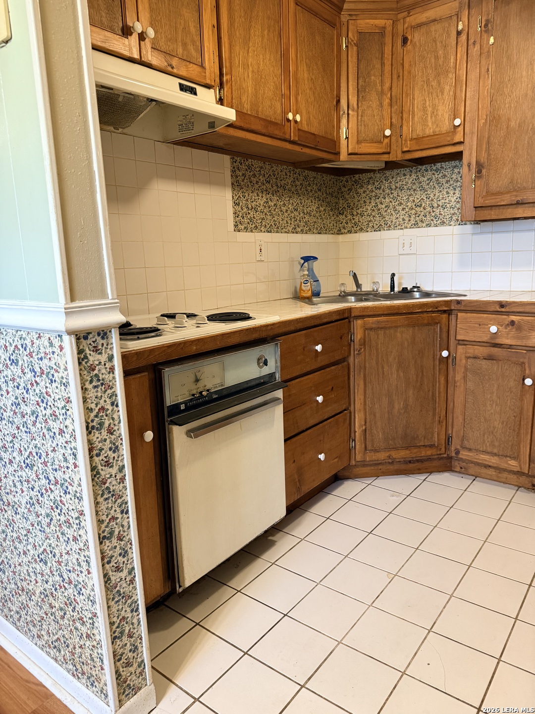 1203 VIVIAN ST, Pleasanton, TX 78064