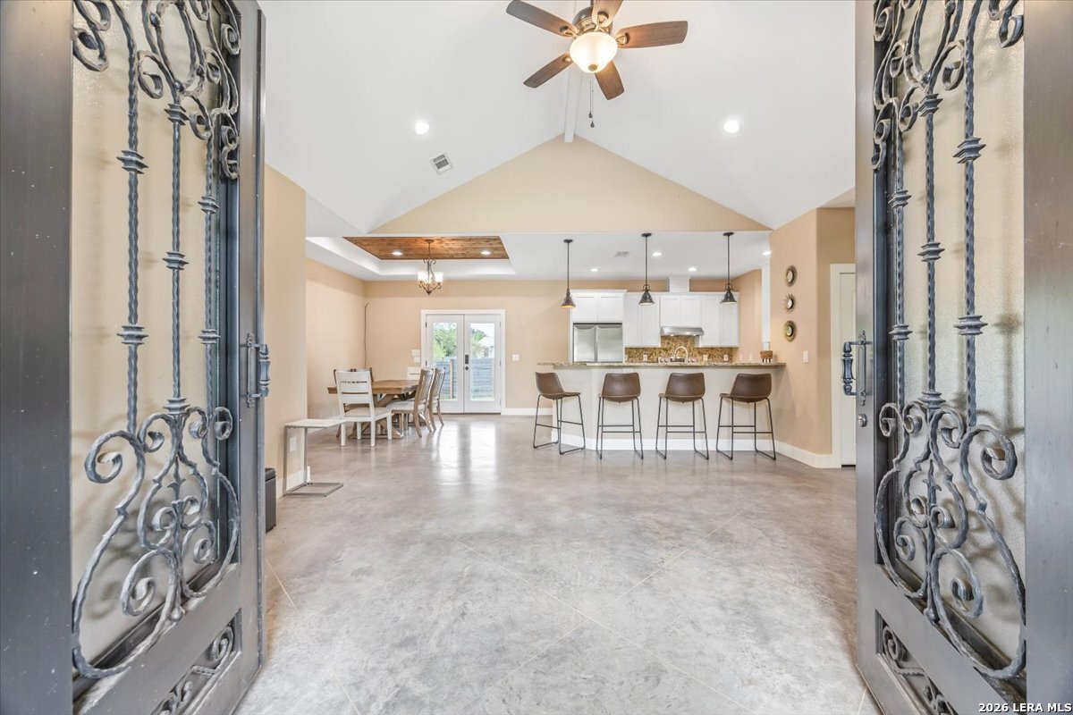338 E CASTLEBERRY DR, TX 78654