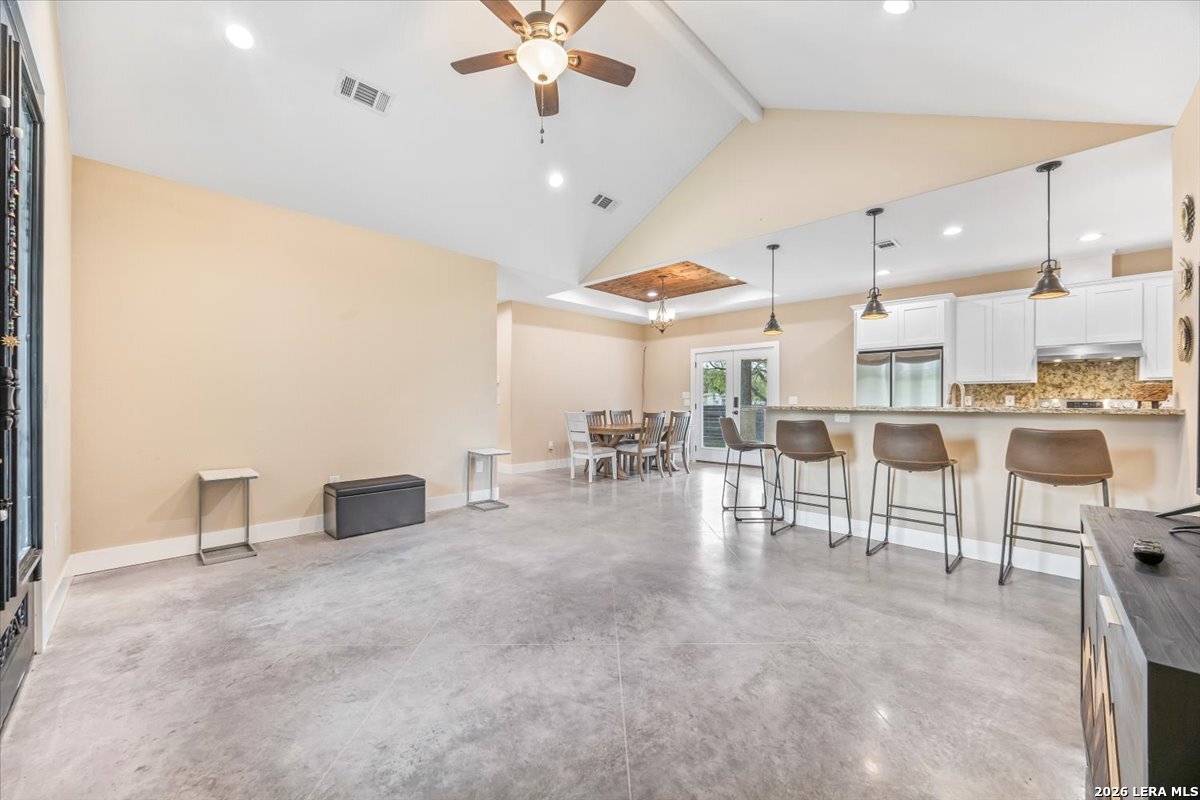338 E CASTLEBERRY DR, TX 78654