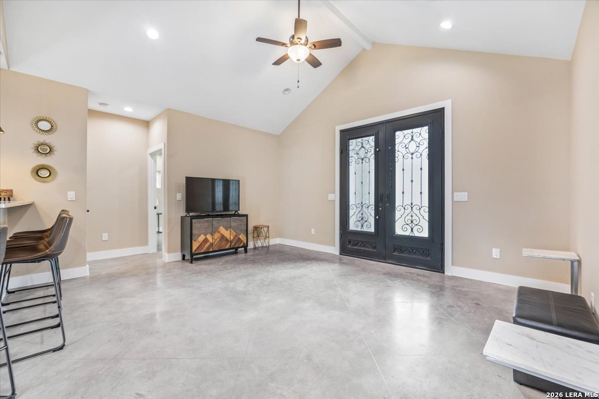 338 E CASTLEBERRY DR, TX 78654