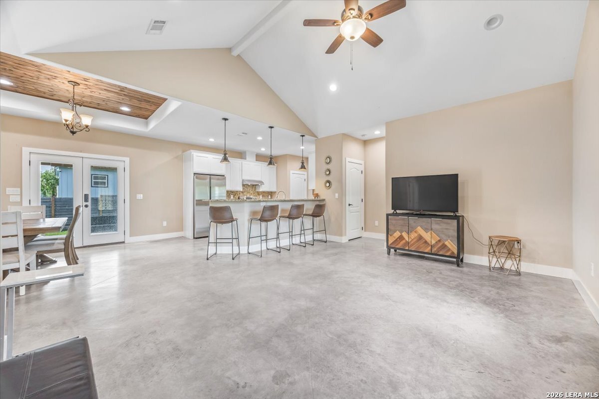 338 E CASTLEBERRY DR, TX 78654