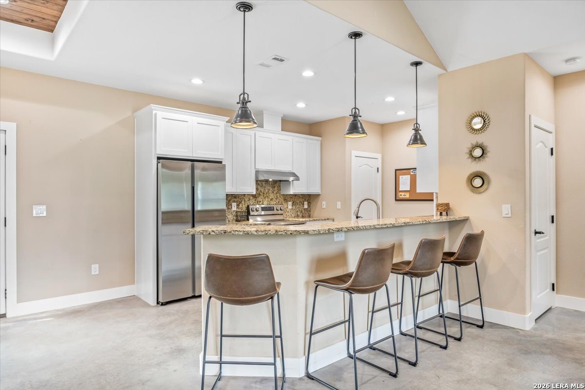 338 E CASTLEBERRY DR, TX 78654