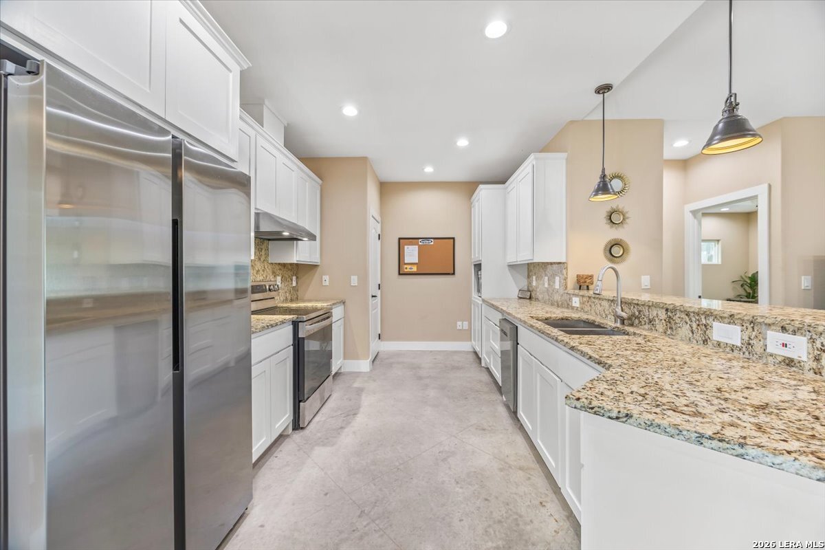 338 E CASTLEBERRY DR, TX 78654