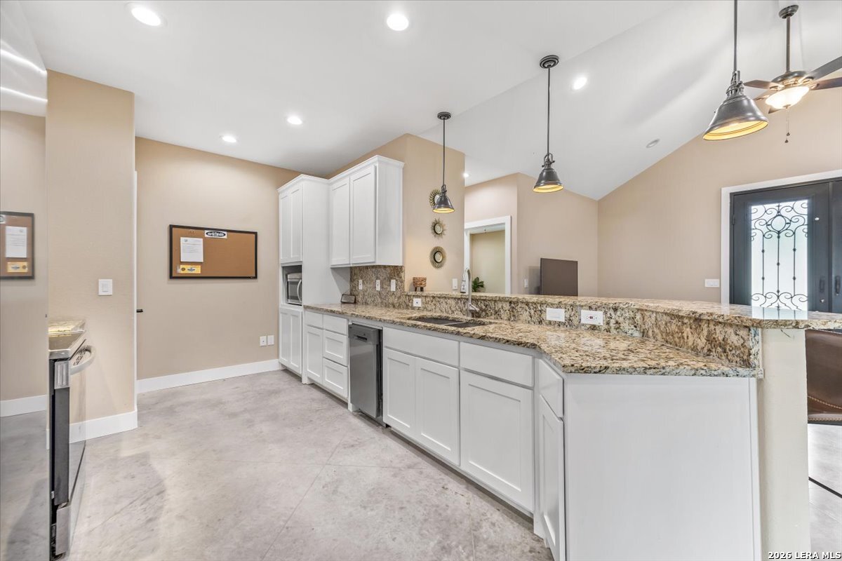 338 E CASTLEBERRY DR, TX 78654