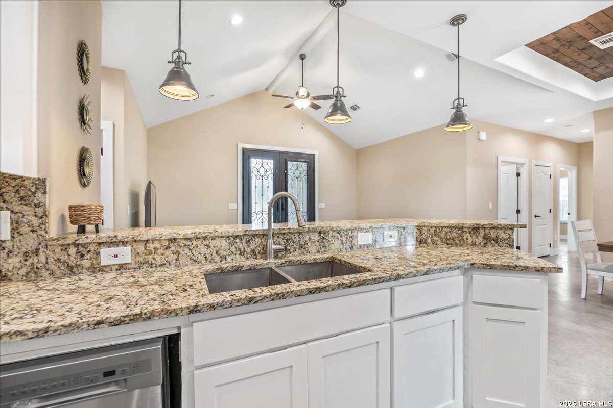 338 E CASTLEBERRY DR, TX 78654