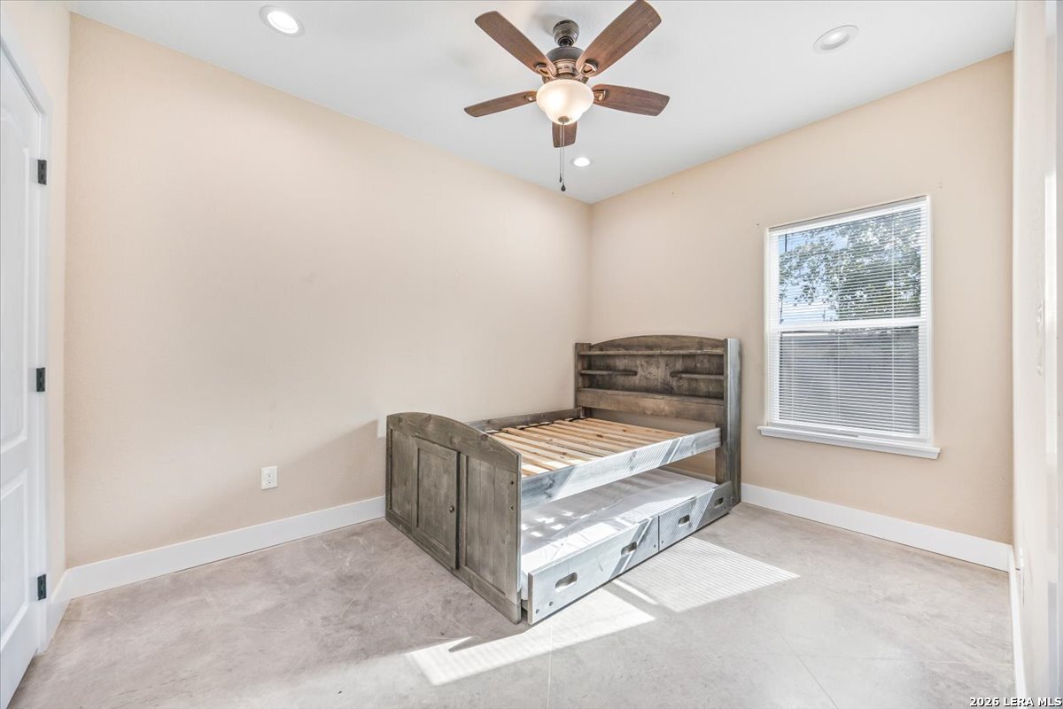 338 E CASTLEBERRY DR, TX 78654
