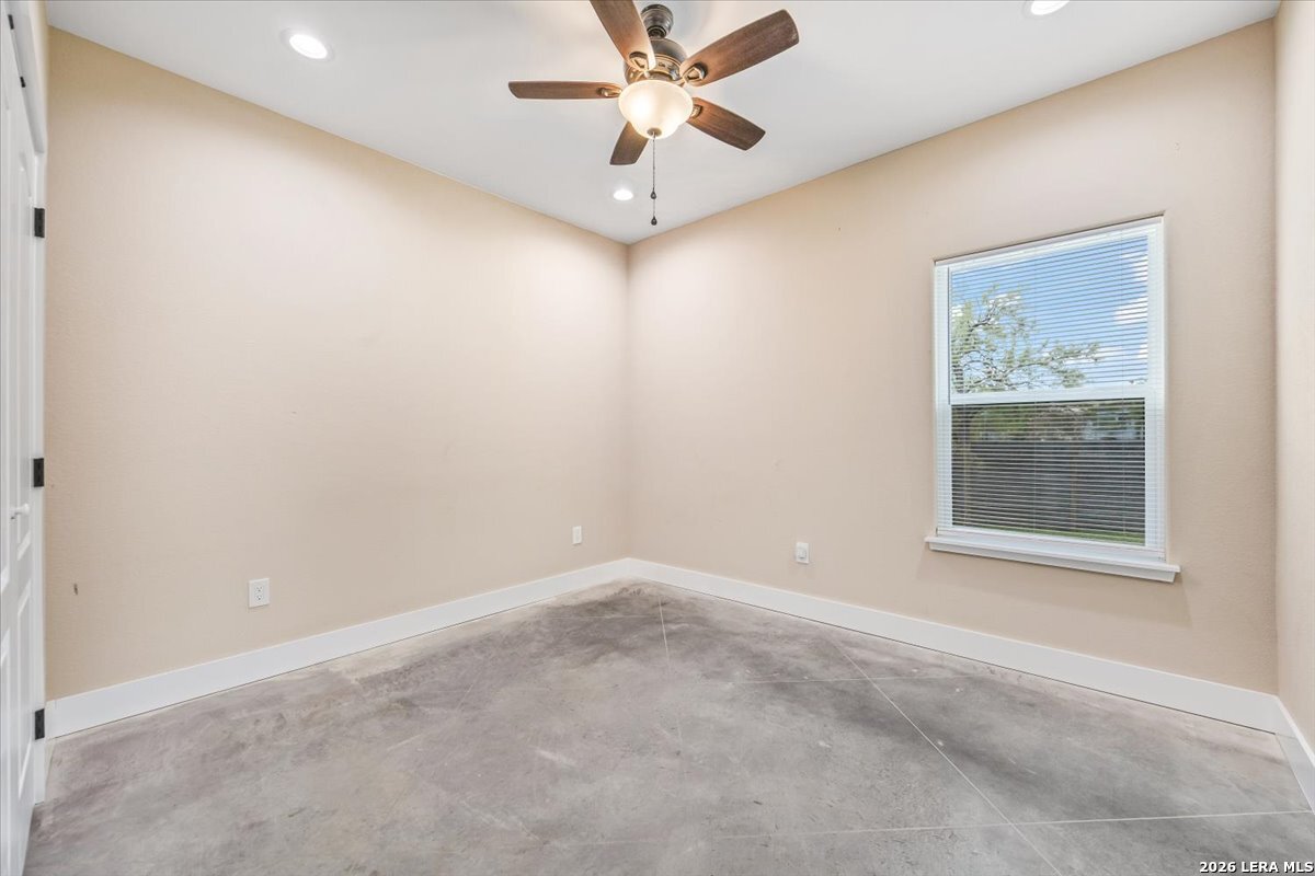 338 E CASTLEBERRY DR, TX 78654
