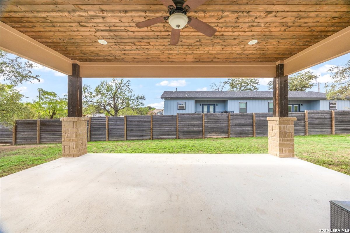 338 E CASTLEBERRY DR, TX 78654