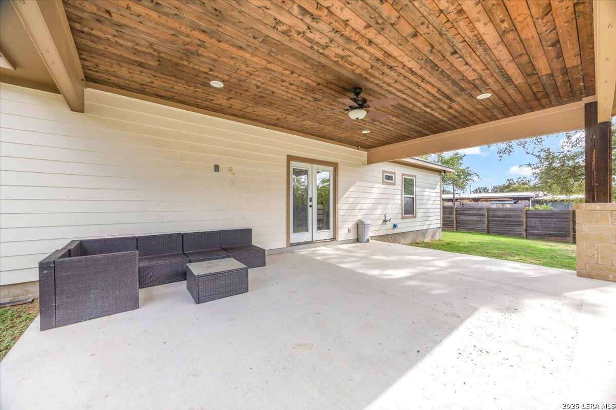 338 E CASTLEBERRY DR, TX 78654