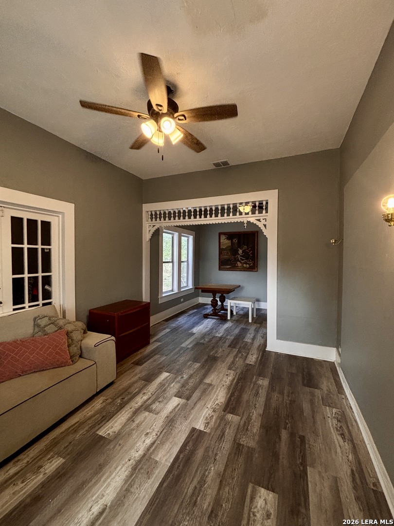 123 E 2ND ST, Elmendorf, TX 78112