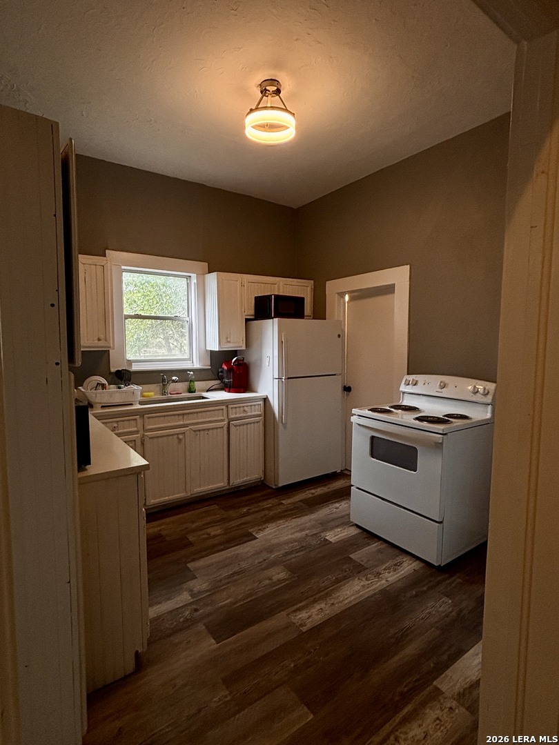 123 E 2ND ST, Elmendorf, TX 78112