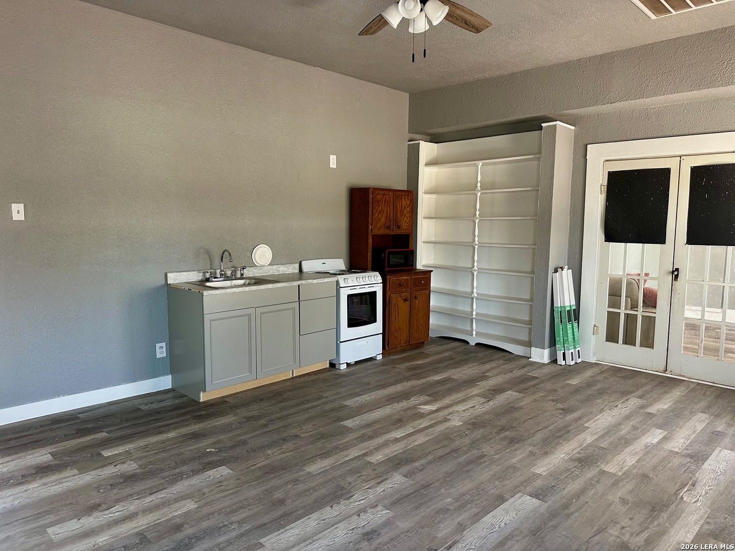 123 E 2ND ST, Elmendorf, TX 78112