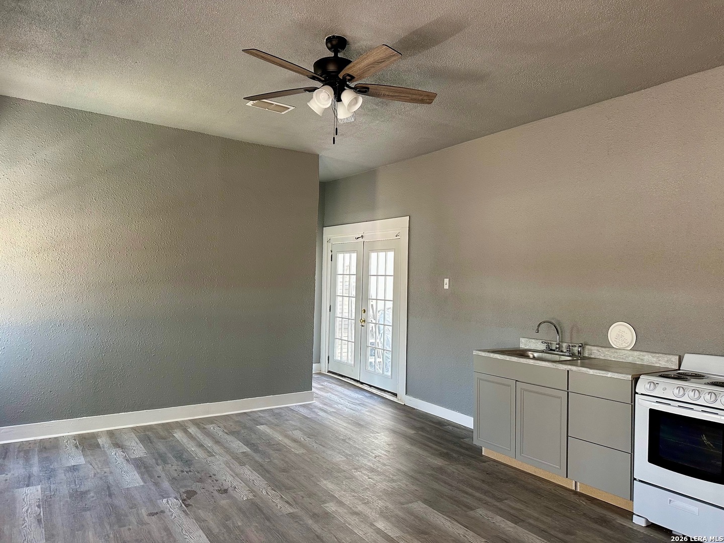 123 E 2ND ST, Elmendorf, TX 78112