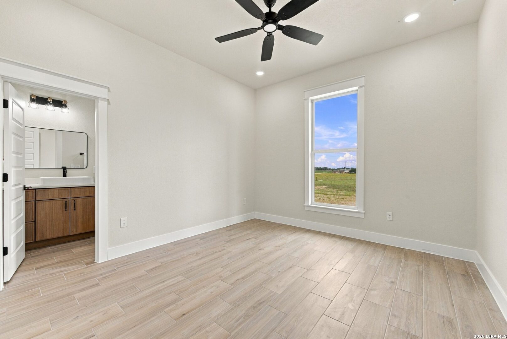 120 PIONEER DR, La Vernia, TX 78121