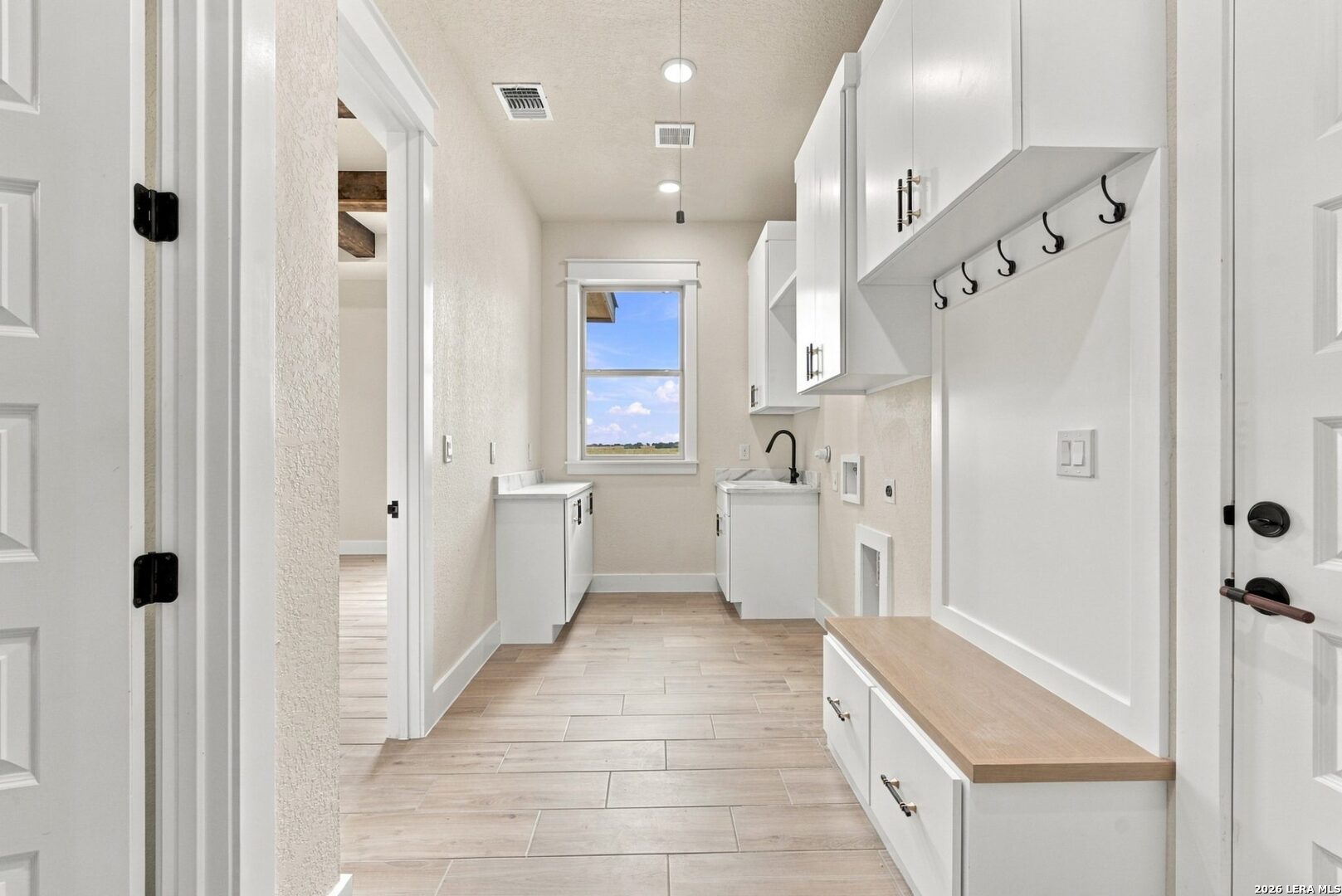 120 PIONEER DR, La Vernia, TX 78121