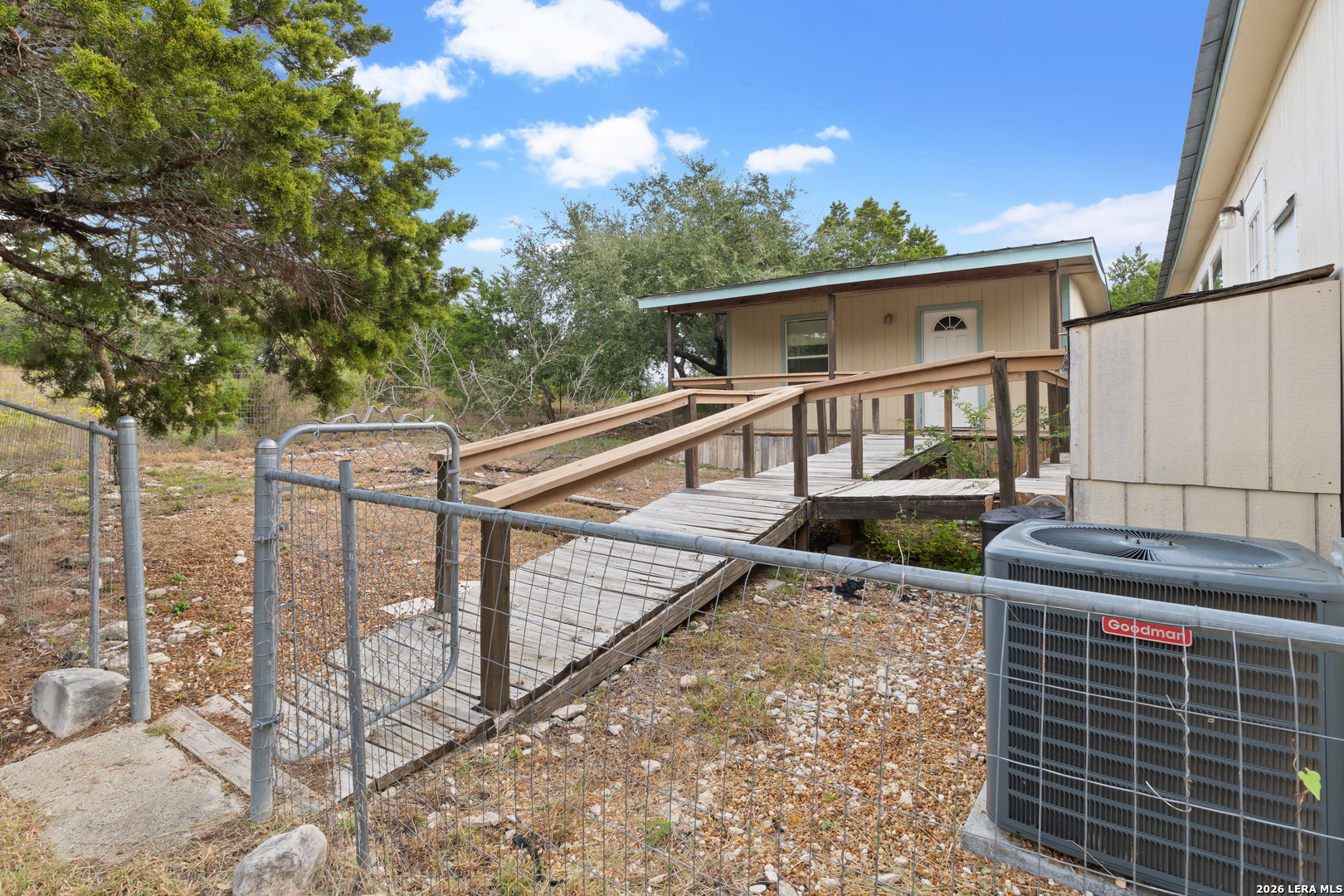 140 Lake Terrace Dr, Lakehills, TX 78063