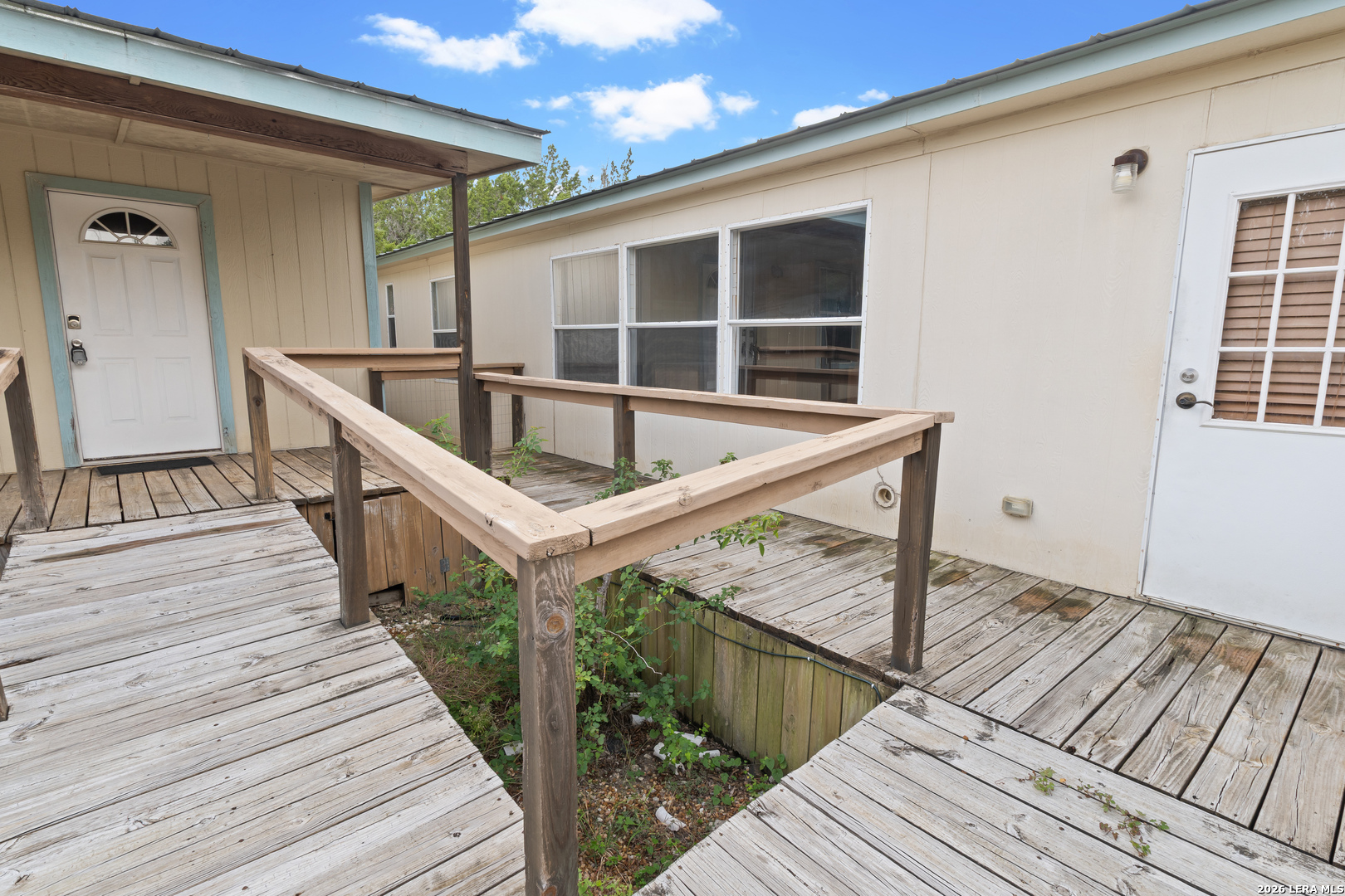 140 Lake Terrace Dr, Lakehills, TX 78063