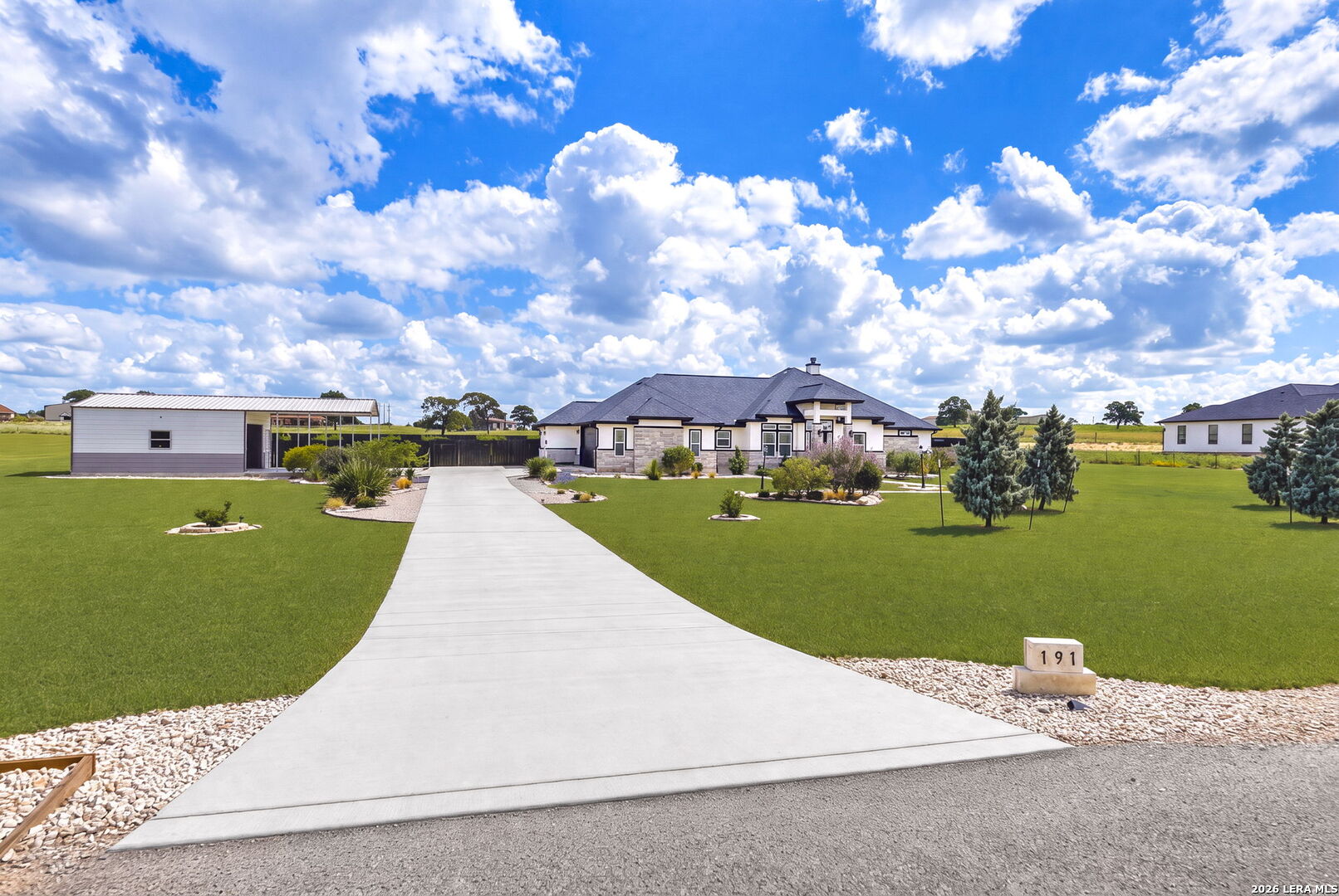 191 TRIPLE R DR, La Vernia, TX 78121