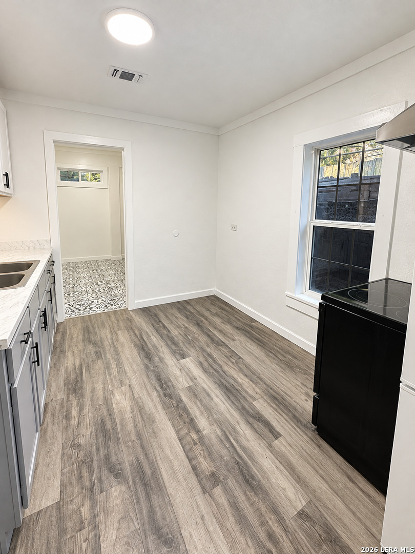 529 N SAN BERNARDO AVE, San Antonio, TX 78228