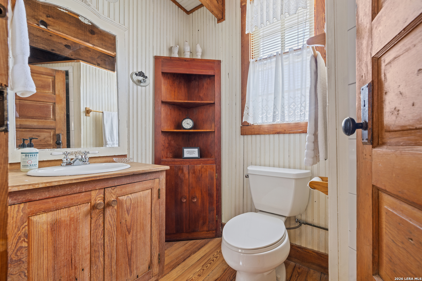 202 S BOWIE ST, Fredericksburg, TX 78624