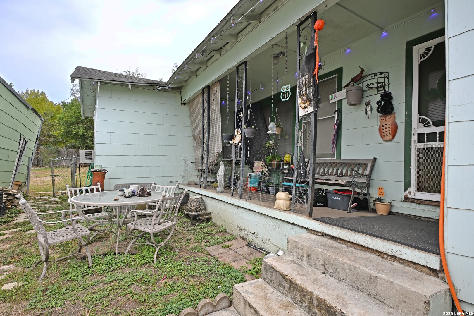 411 S LIVE OAK AVE, New Braunfels, TX 78130