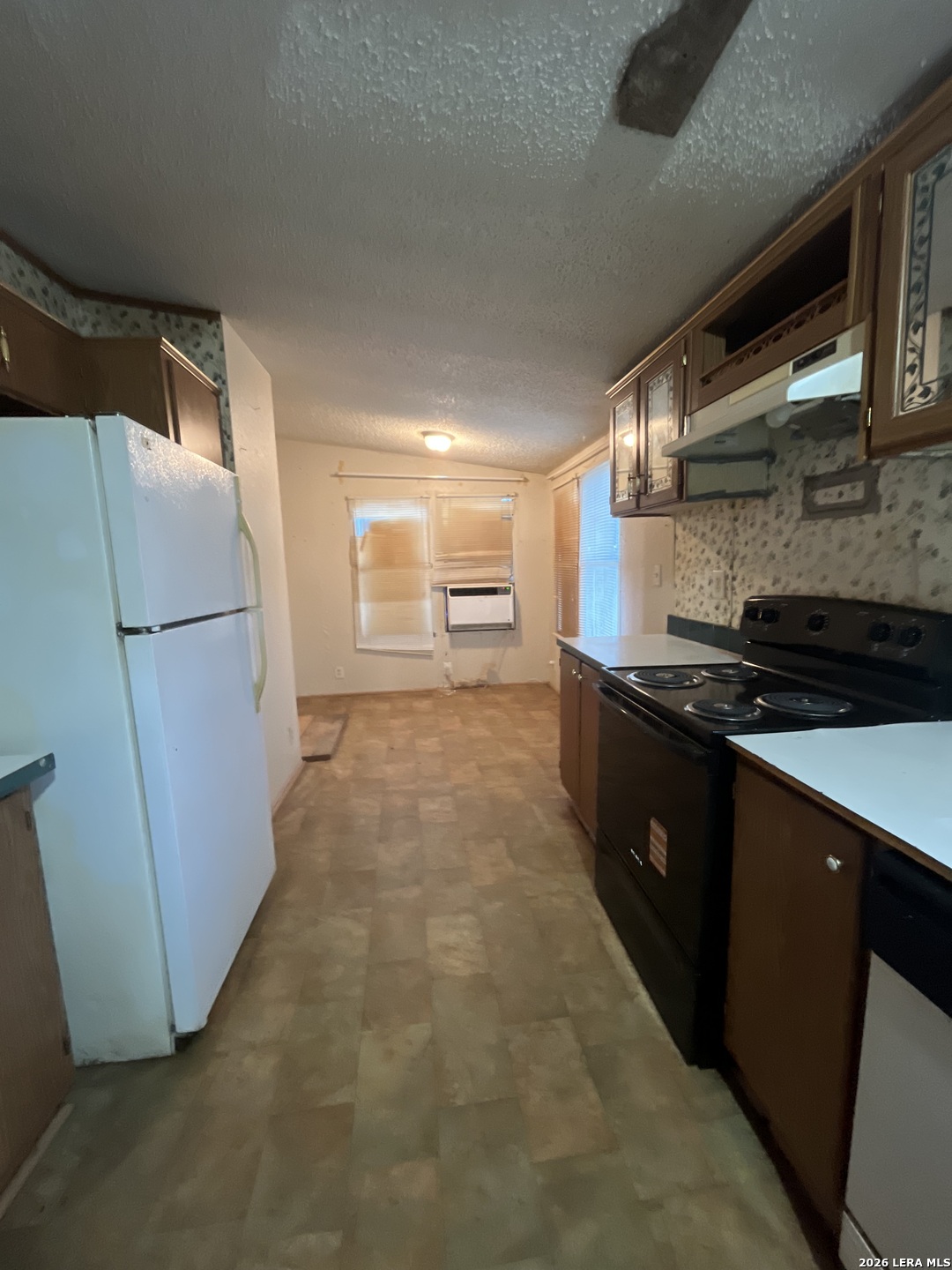 579 County Road 570, Devine, TX 78016