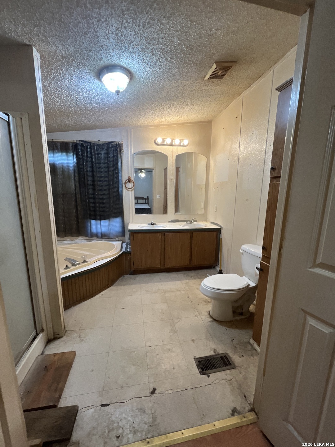 579 County Road 570, Devine, TX 78016