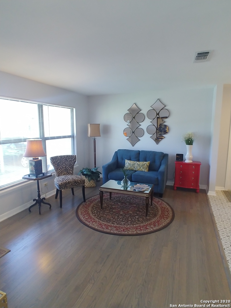 715 Edgebrook Ln Listing Cover Image