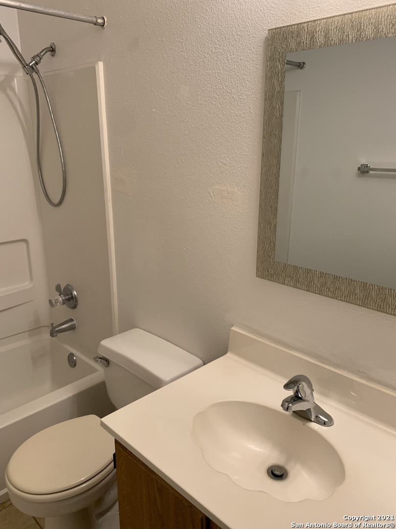 8038 CHESTNUT BARR DR   Converse TX 78109-3353