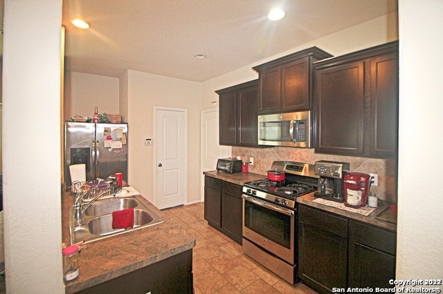 9138 Hogarten Park   Converse TX 78109-2804