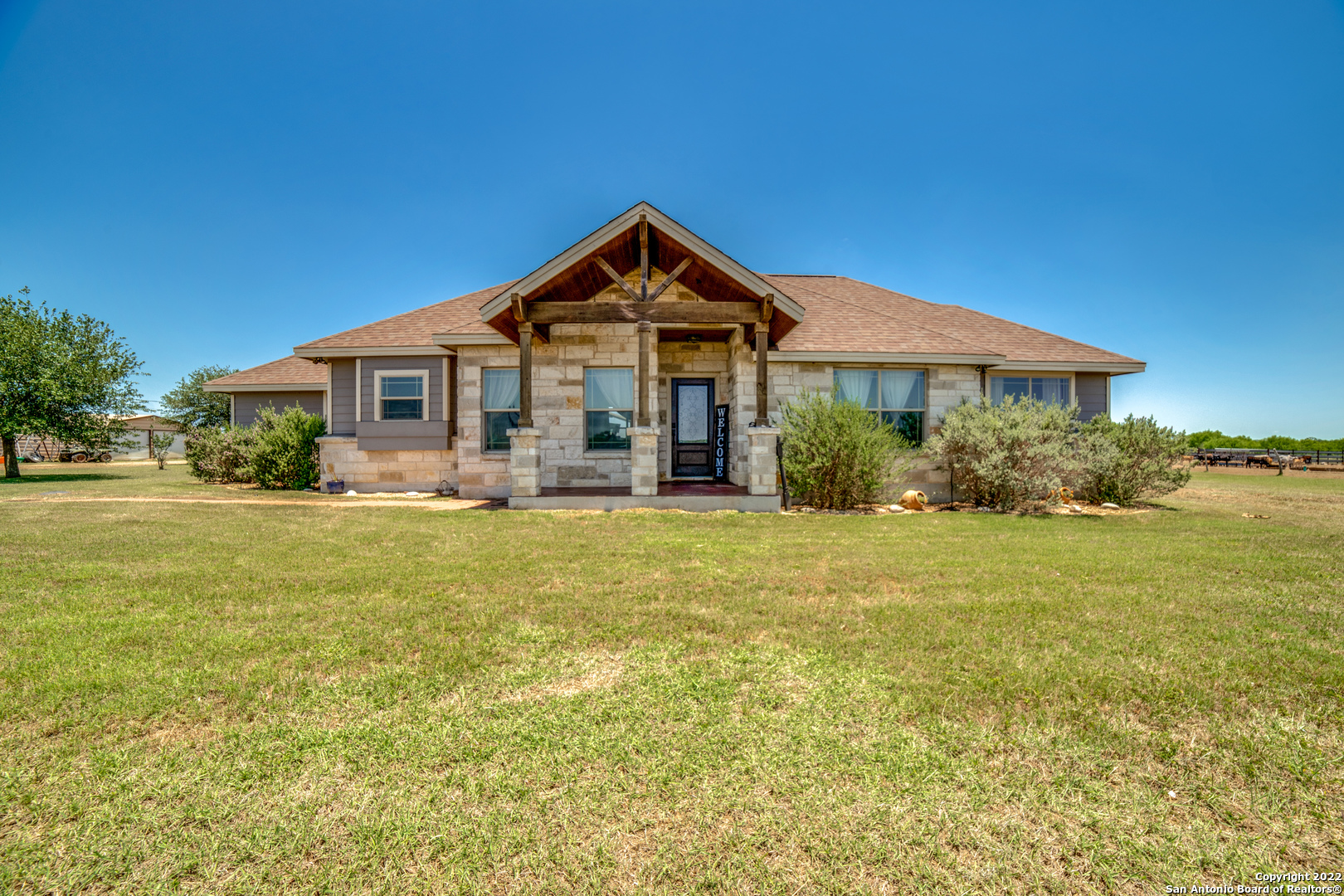 Photo of 104 County Rd 416 in Stockdale, TX