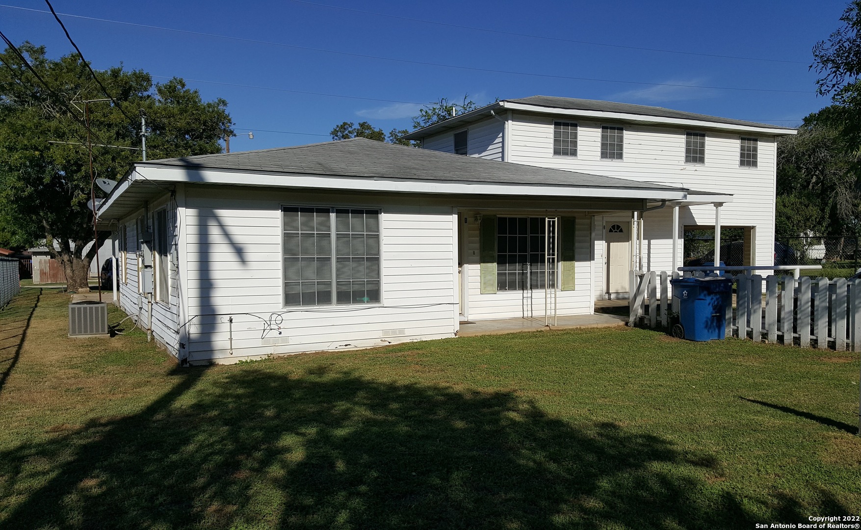 Photo of 702 8th St in Floresville, TX