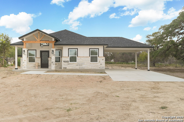 Photo of 310 Royal Oaks Rd in Somerset, TX