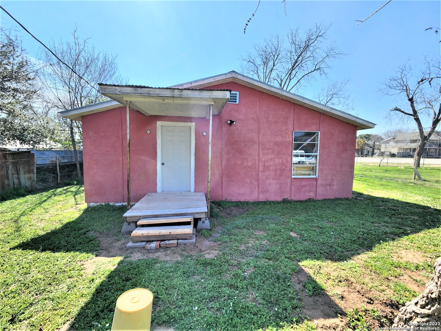 Photo of 542 W Ave F in Poteet, TX
