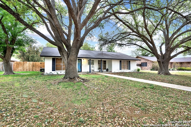 Photo of 1504 30th St in Hondo, TX