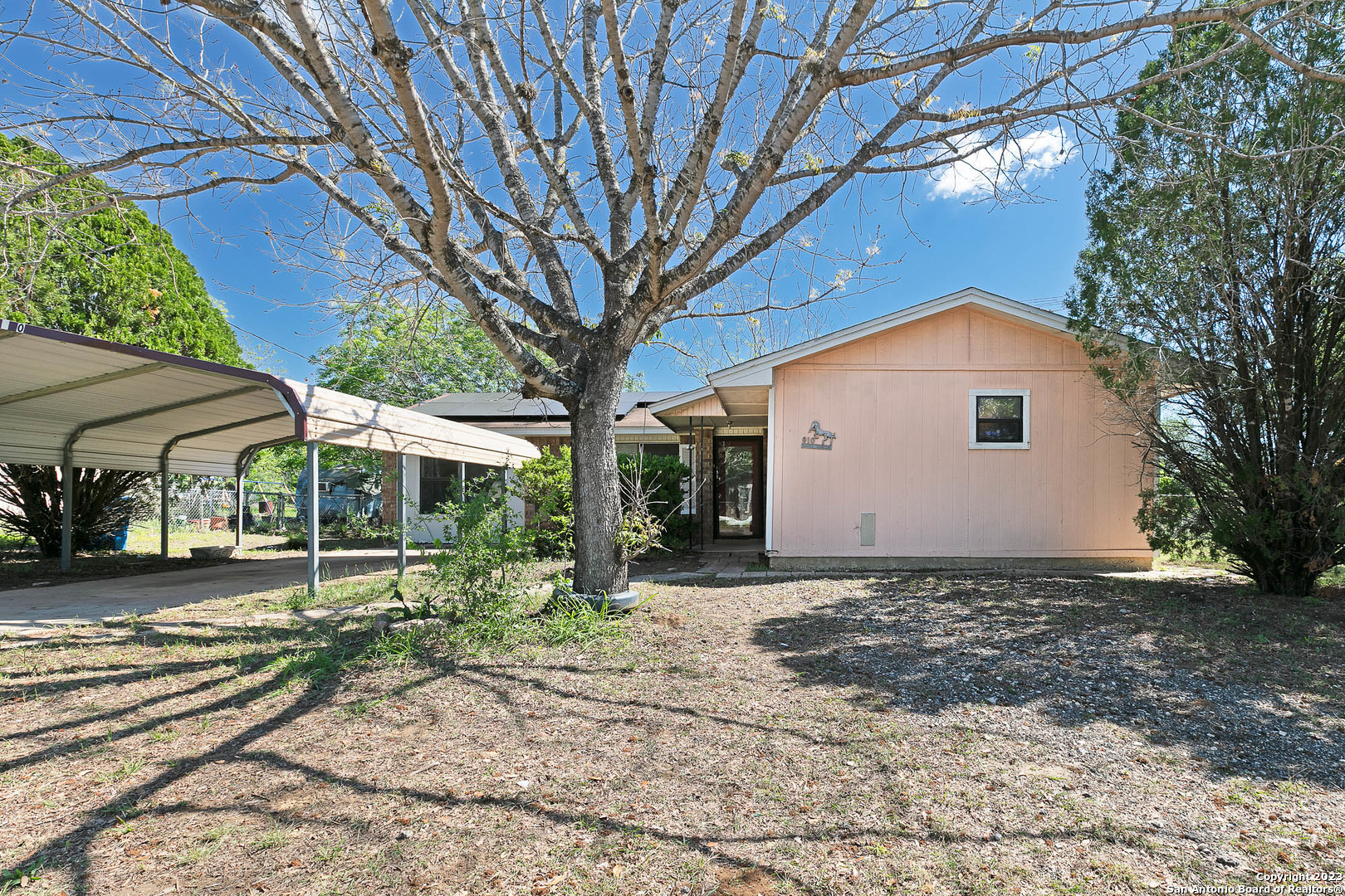 Photo of 910 7th St in Floresville, TX