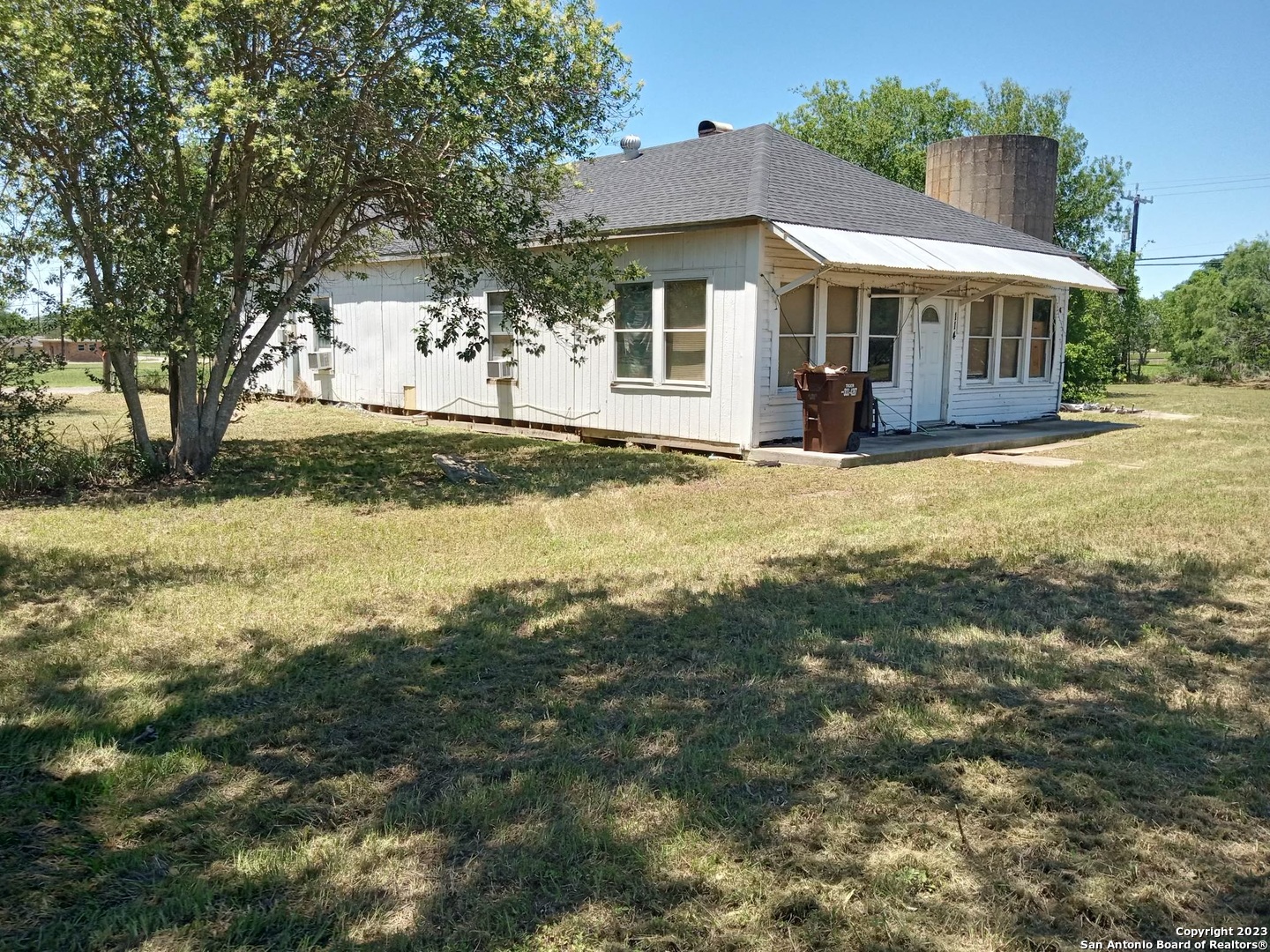 Photo of 114 S 2nd Ave in Elmendorf, TX
