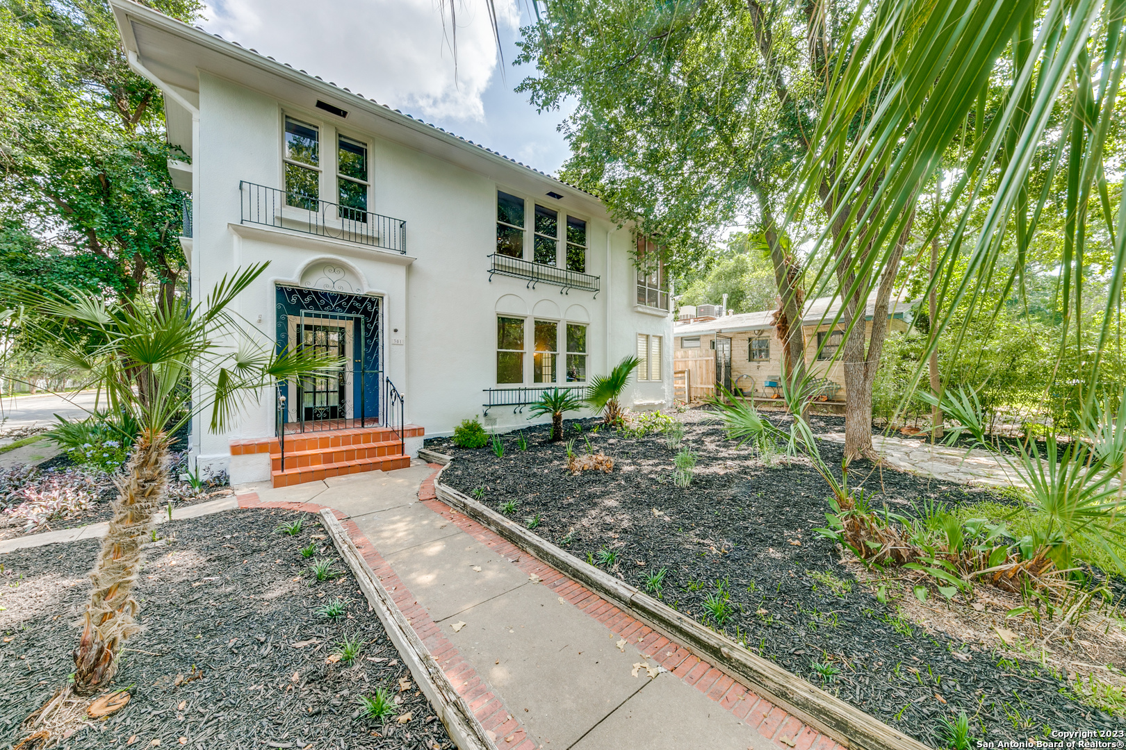 Photo of 303 Brahan Blvd in San Antonio, TX