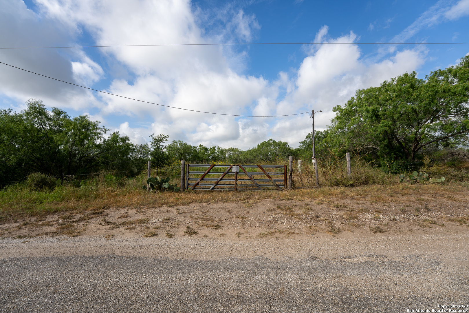 Photo of 961 County Rd 121 in Floresville, TX
