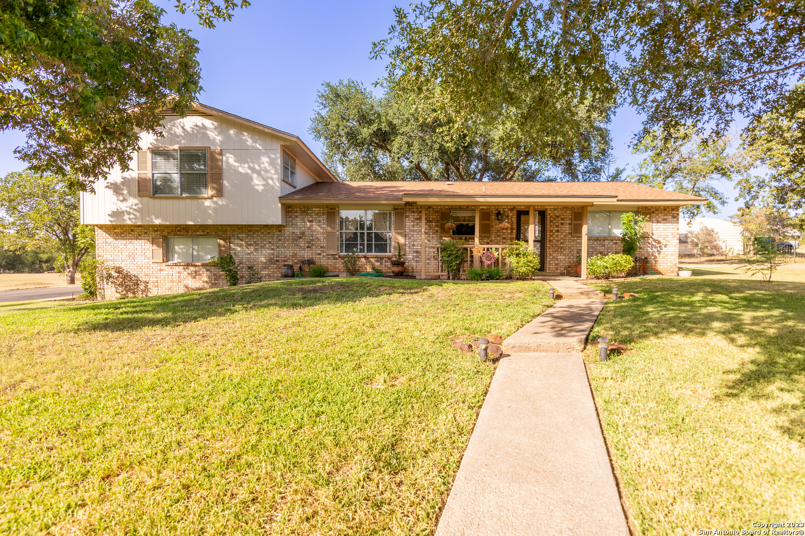 Photo of 1600 11th St in Floresville, TX